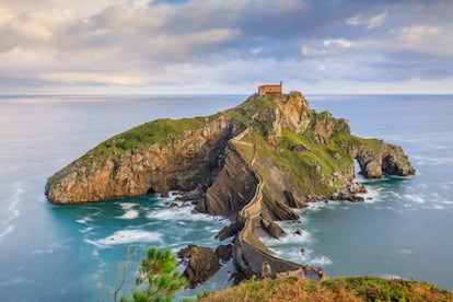 Una escapada: San Juan de Gaztelugatxe (Bizkaia). ¿Adónde les gustaría escaparse por unos días a los viajeros españoles? ¿Cuáles son esos rincones que sueñan conocer? La encuesta de Lonely Planet por Instagram deja algunos nombres incuestionables, como la iglesia de San Juan de Gaztelugatxe, icónico escenario de la costa de Bizkaia y una de las postales más fotogénicas de la geografía peninsular. Una isla conectada con tierra por un puente de piedra, más visitada que nunca por obra y gracia de los rodajes de la serie 'Juego de Tronos'. Otros objetivos muy votados por los viajeros con ganas de escapada son el puerto de pescadores de Fornells, en Menorca; la Selva de Irati (Navarra), uno de los mayores y mejor conservados bosques de hayas y abetos de Europa, o el Camino de la Costa a Santiago, que va del País Vasco a Galicia pasando por Cantabria y Asturias. 