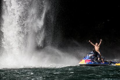 El mexicano Jonathan Paredes mientras celebra su triunfo en la serie mundial de Red Bull Cliff Diving.