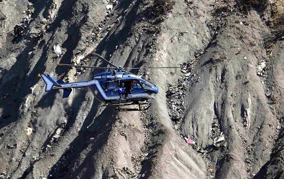 Personal de rescate sobrevuelan la zona del siniestro cerca de Seyne en los Alpes Franceses, el 27 de marzo de 2015.