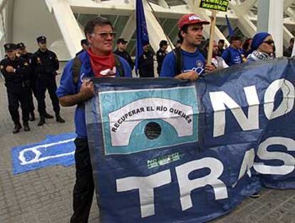 Militantes anti-trasvase en la concentración de ayer ante la conferencia del convenio de Ramsar en Valencia.