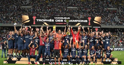 El PSG festeja en Tánger la Supercopa francesa del curso pasado.