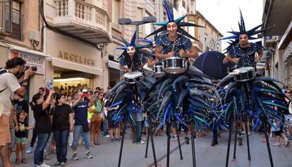 Miembros de Maduixa Teatre durante la representación del espectáculo de calle Tam Tam.