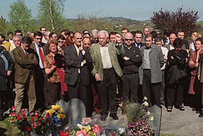 <b>CON EL PUÑO EN ALTO EN SU ÚLTIMO ACTO PÚBLICO.</b> El homenaje a su compañero Froilán Elespe, asesinado hace ahora un año en Lasarte, fue el último acto al que asistió Juan Priede (en la imagen, con el puño en alto). El acto se celebró el miércoles, en el cementerio de la localidad guipuzcoana.