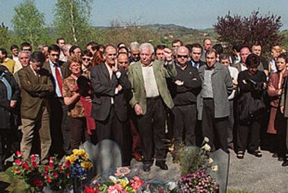 Juan Priede (en el centro, con el puño en alto) en 2002 en un homenaje a un compañero socialista, Froilán Elespe, asesinado un año antes por ETA.