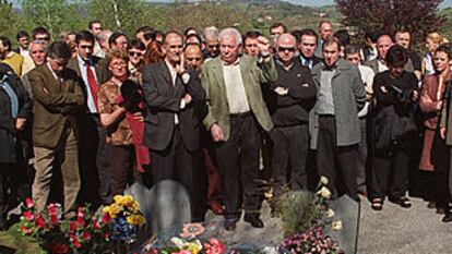 Juan Priede (en el centro, con el puño en alto) en 2002 en un homenaje a un compañero socialista, Froilán Elespe, asesinado un año antes por ETA.