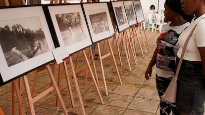 Dos jóvenes observan una exposición fotográfica sobre el río Atrato durante el festival.