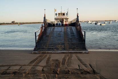 Barcaza que cruza desde Sanlúcar de Barrameda al parque de Doñana en la desembocadura del Guadalquivir.