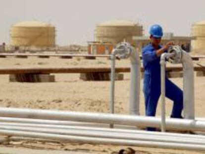 Un operario abre una válvula en una refinería de Irak. EFE/Archivo