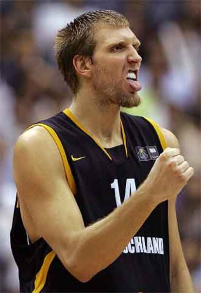 Nowitzki celebra una canasta ante Angola.