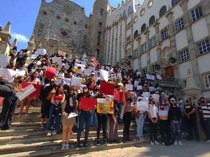 Estudiantes de la Universidad de Guanajuato durante una manifestación por el asesinato de su compañero Ángel Ignacio Rangel a manos de la Guardia Nacional el 28 de abril de 2022.