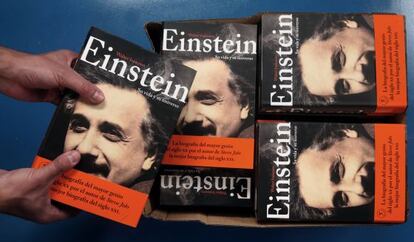 Portadas del libro 'Einstein, su vida y su universo'.