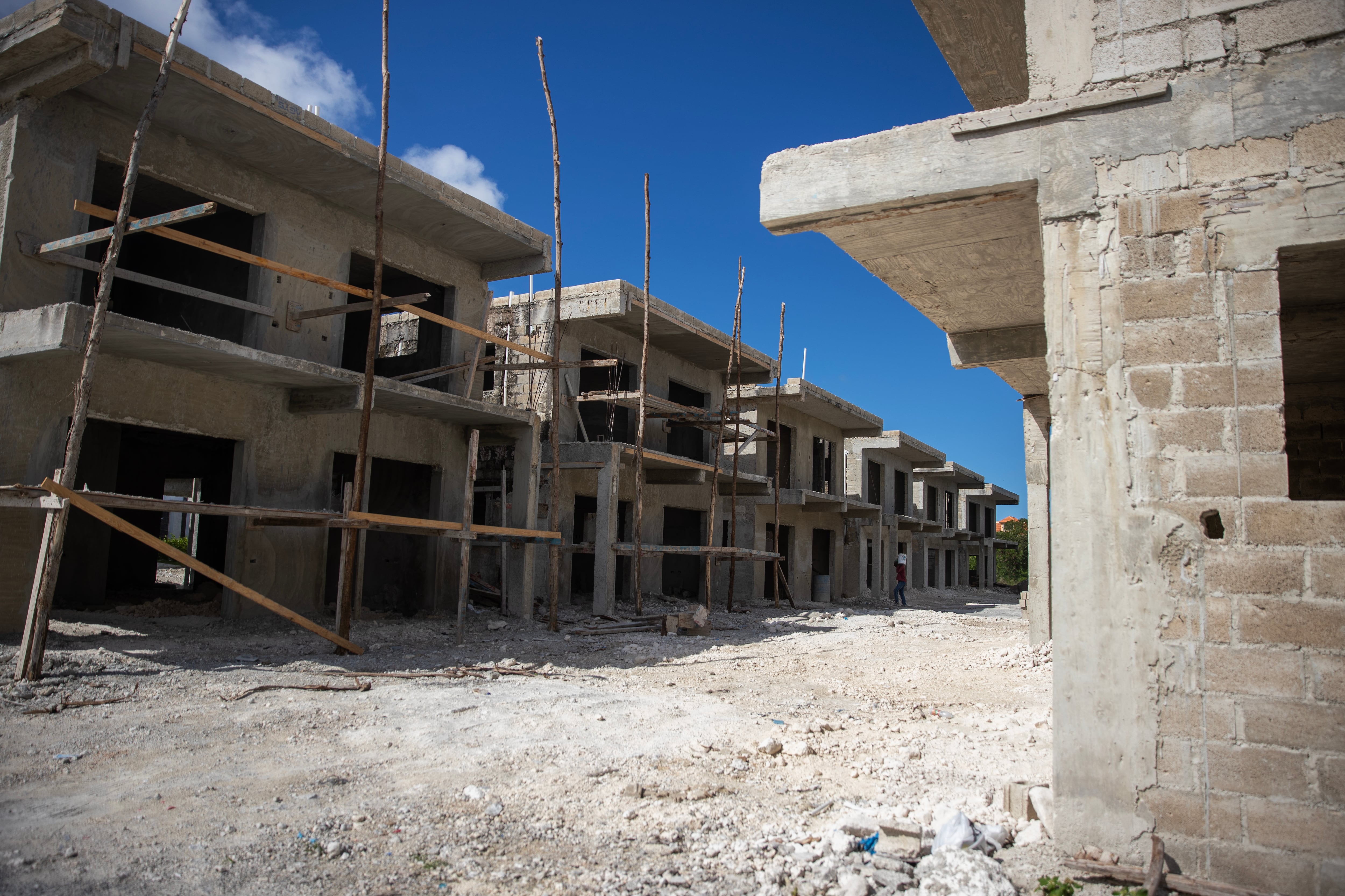 Una obra en construcción detenida en Punta Cana, donde trabajaban más de 100 obreros, en su mayoría migrantes haitianos indocumentados.