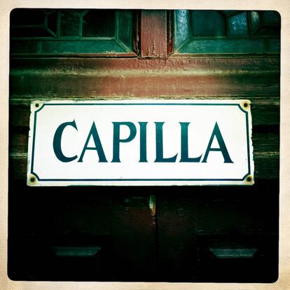 La capilla es el último momento de silencio y soledad antes de pasar al túnel de cuadrillas.