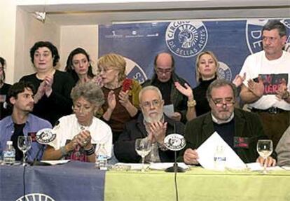 Representantes de la plataforma Cultura contra la Guerra, en la presentación de una convocatoria pacifista.