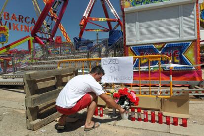 Velas y flores en recuerdo a las víctimas, junto a la atracción de feria donde ocurrió el accidente, ayer en Villacañas.