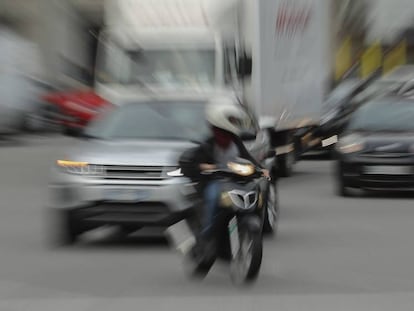 Un motorista circulant pel centre de Barcelona.