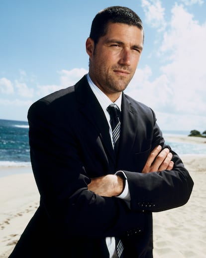 MATTHEW FOX  (fotografiado en 2004) – El suyo fue el primer rostro que vimos en la serie y también el último. El doctor Jack Shepard ejercía de líder del grupo, un eje moral, pero dubitativo que  pronunció la frase más recordada de la serie. Su “tenemos que volver, Kate” le insufló vida a una ficción que empezaba a inquietar a los que creían que estaba perdiendo el rumbo.