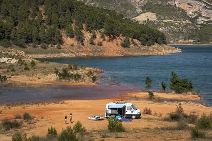 Una furgoneta 'camperizada' en el pantano de Benagéber (Valencia)