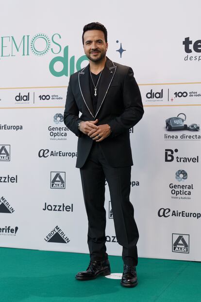 Luis Fonsi recibe el Premio Dial Latino a la Trayectoria. El cantante puertorriqueño cumple 25 años de carrera musical y, lejos de tomarse un descanso, lo celebra con una nueva gira, que comenzó el 16 de febrero en el Wizink Center de Madrid. Además, el próximo mes de mayo también lanzará nuevo disco: "Pronto sabréis más de mi último trabajo”, ha dicho a su paso por el 'photocall'. “Es emocionante estar aquí en casa con todos ustedes”. El artista, además de recoger premio, es uno de los encargados de una de las actuaciones de la noche.