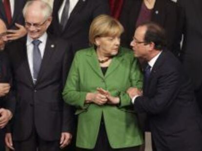 El presidente de Francia, Fran&ccedil;ois Hollande (derecha), conversa con la canciller alemana Angela Merkel, el presidente del Consejo Europeo, Herman Van Rompuy,  y el presidente del Parlamento Europeo, Martin Schulz (izquierda).