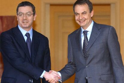 El presidente del Gobierno y el alcalde de Madrid, al inicio de su encuentro en la Moncloa.