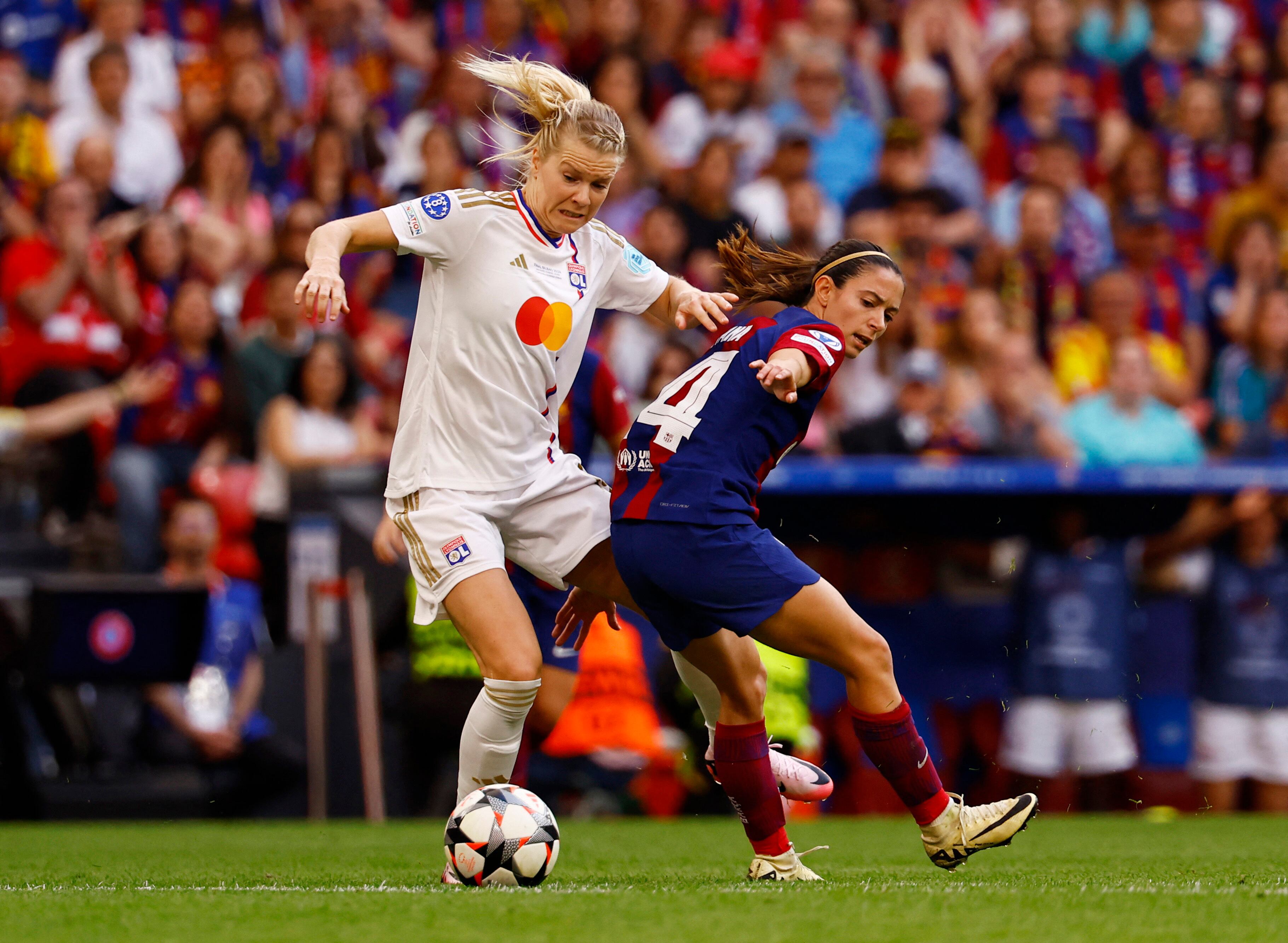 Ada Hegerberg trata de regatear a Aitana Bonmatí el sábado en San Mamés durante la final de la Champions.