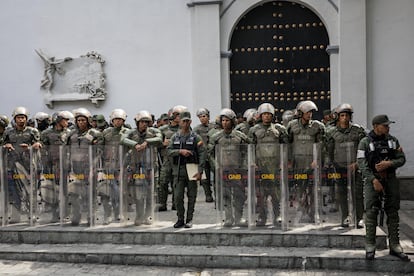 Unos militares custodian las inmediaciones del Palacio Federal Legislativo de Venezuela, este domingo en Caracas.