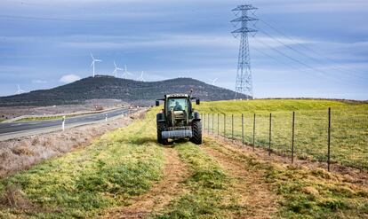 Andrés Calvo, montado en su tractor, en la provincia de Soria. Las protestas de los agricultores llegan a Madrid y convocan un paro indefinido.