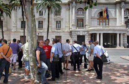 Trabajadores de la EMT a las puertas del Ayuntamiento de Valencia.