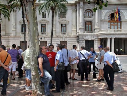 Trabajadores de la EMT a las puertas del Ayuntamiento de Valencia.