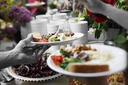 El libro 'Studio Olafur Eliasson: The Kitchen', editado por Phaidon, relaciona comida sana, arte y creatividad inspirándose en los platos servidos en el estudio berlinés del conocido artista danés-islandés. Se incluye un centenar de recetas elaboradas por chefs, artistas y científicos que colaboran habitualmente con el estudio. Una de las recetas es del famoso chef del restaurante de Copenhague Noma, René Redzepi.