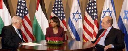 Condoleezza Rice, entre Ehud Olmert (derecha) y Mahmud Abbas, durante la reunión trilateral en Jerusalén.