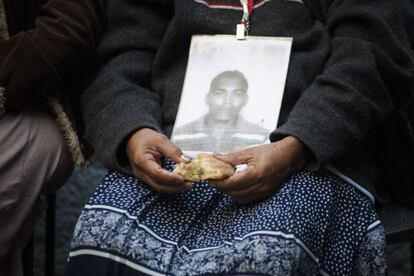 Una de las integrantes de la caravana porta el retrato de su hijo desaparecido.