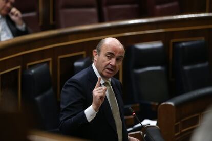 Luis de Guindos interviniendo en el Congreso.