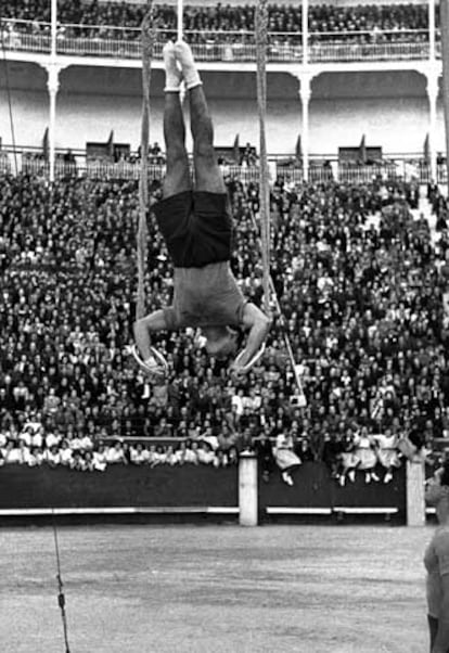 Madrid, 29 de septiembre de 1943. Festival gimnástico en la plaza de toros de Madrid, organizado por las Falanges Juveniles de Franco.