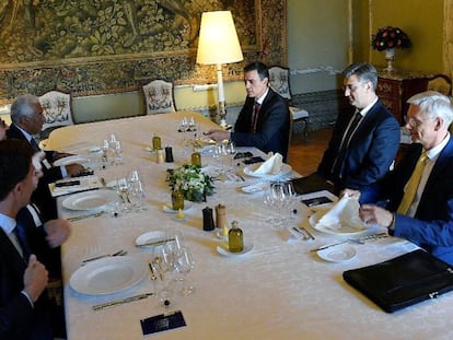 Desde la izquierda, en primer término: el holandés Mark Rutte, el belga Charles Michel, el portugués António Costa, Pedro Sánchez, el croata Andrej Plenkovic y el letón Arturs Karins, durante una cena informal en Bruselas el pasado año.