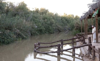 El papa Francisco reza en el lugar donde seg&uacute;n la tradici&oacute;n fue bautizado Jes&uacute;s, en el r&iacute;o Jord&aacute;n, al oeste de Amman en Jordania.