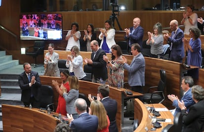 Adrián Barbón (a la izquierda, en primera fila), recibe los aplausos de la bancada socialista tras ser reelegido este miércoles presidente de Asturias.