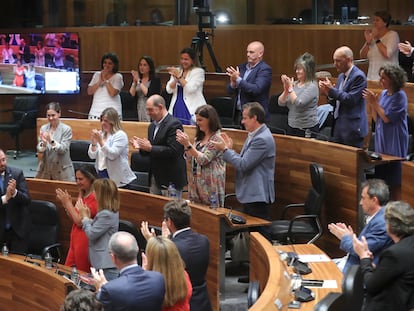 Adrián Barbón (a la izquierda, en primera fila), recibe los aplausos de la bancada socialista tras ser reelegido este miércoles presidente de Asturias.