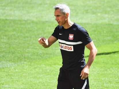 El entrenador de la selección de Polonia, Paulo Sousa, en un entrenamientro en Gdansk, al norte del país, antes de su partido frente a España.