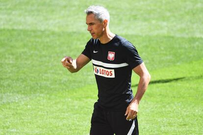 El entrenador de la selección de Polonia, Paulo Sousa, en un entrenamientro en Gdansk, al norte del país, antes de su partido frente a España.