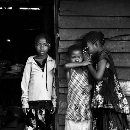 "En el este de RDC podía ocurrir que durante la noche, de repente, los niños más pequeños fueran secuestrados mientras dormían. Por la mañana volvían a aparecer sin que nadie supiera exactamente lo que había pasado", cuenta Muñoz. Siempre ocurría en el seno de las familias más desfavorecidas, como en el caso de la niña que en esta foto se cubre el rostro mientras posa con sus hermanas.