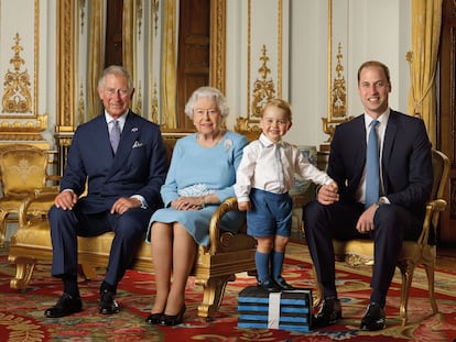 Fotografía difundida por el palacio de Buckingham en abril de 2016 para celebrar los 90 años Isabel II. En la imagen, la Reina aparece acompañada de los tres herederos al trono británico: su hijo Carlos de Inglaterra y el príncipe Jorge cogido de la mano de su padre, Guillermo de Inglaterra.