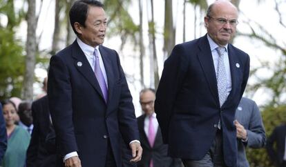 Guindos, con le ministro japonés de Economía, Taro Aso. 