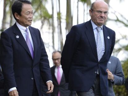 Guindos, con le ministro japonés de Economía, Taro Aso. 