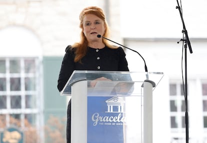 Sarah Ferguson, duquesa de York e íntima amiga de Lisa Marie, ha pronunciado un discurso muy emotivo que ha conmovido a los presentes, tras la lectura de un poema llamado 'Tribute to the Children'. "Estamos apoyandóos", ha afirmado Ferguson ante los familiares de Presley. "Todos nosotros estamos con vosotros. Y os ayudaremos lo mejor que podamos. Si alzáis la mano, ahí estaremos. O, definitivamente, ahí estaré".