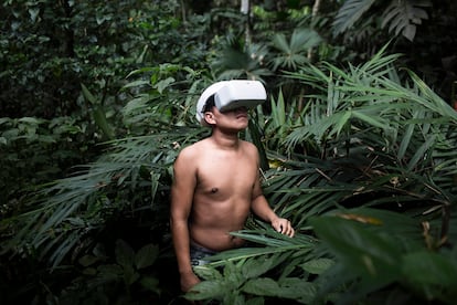 Uno de los 12 miembros de la guardia cofán que han sido capacitados en el uso de GPS y aplicaciones de mapeo, en la Amazonía ecuatoriana.