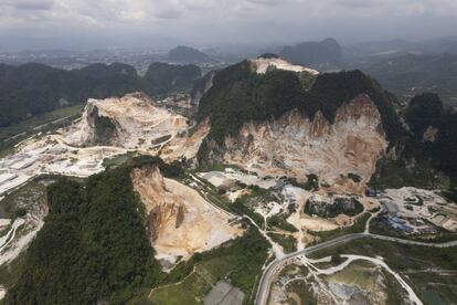 Vista de las montañas deforestadas por las enormes canteras de piedra caliza en Ipoh, Estado de Perak, Malasia.