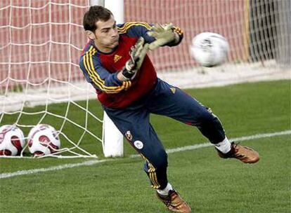 Iker Casillas durante un entrenamiento con la selección