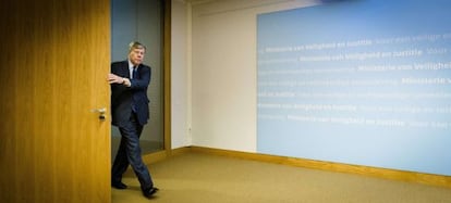 El ya exministro de Justicia holandés Ivo Opstelten llega a la rueda de prensa en la que anunció su dimisión.